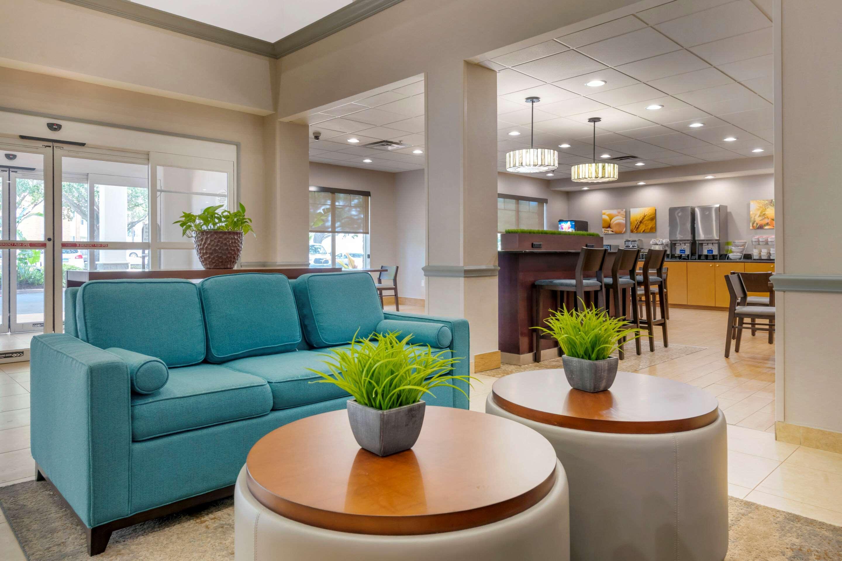 Comfort Suites Near Universal Orlando Resort Exterior photo